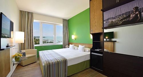 Balatoni hotelszoba - Hotel Marina kétágyas Balatonra néző panorámás szobája