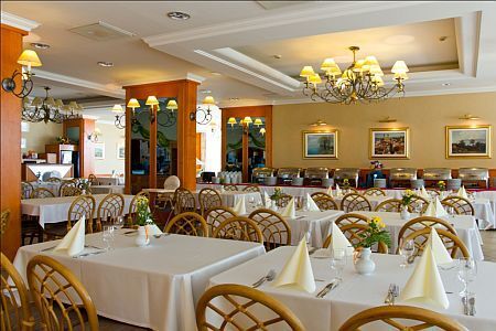 4* Hotel Marina-Port Balatonkenese kiváló étterme a Balatonnál