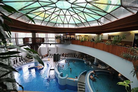 Wellness Hotel Mendan medencéje Zalakaroson - wellness szolgáltatással wellness hétvégére