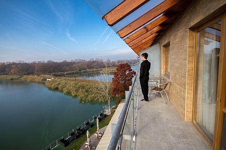 Hotel Corvus Aqua 4* erkélyes szobája panorámával a Gyopárosi tóra