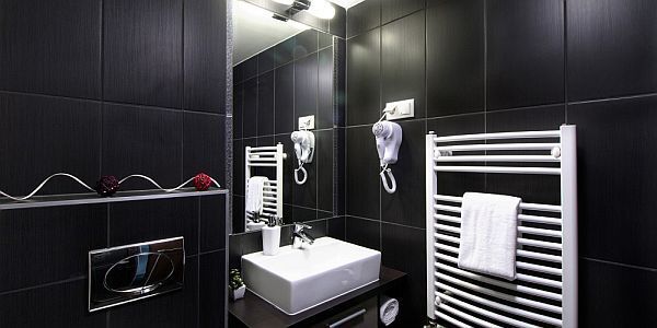 Auris Hotel Szeged centrumában szép fürdőszobával