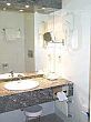 Jól felszerelt fürdőszoba biztosítja a vendégek kényelmét a budapesti Park Flamenco hotelben